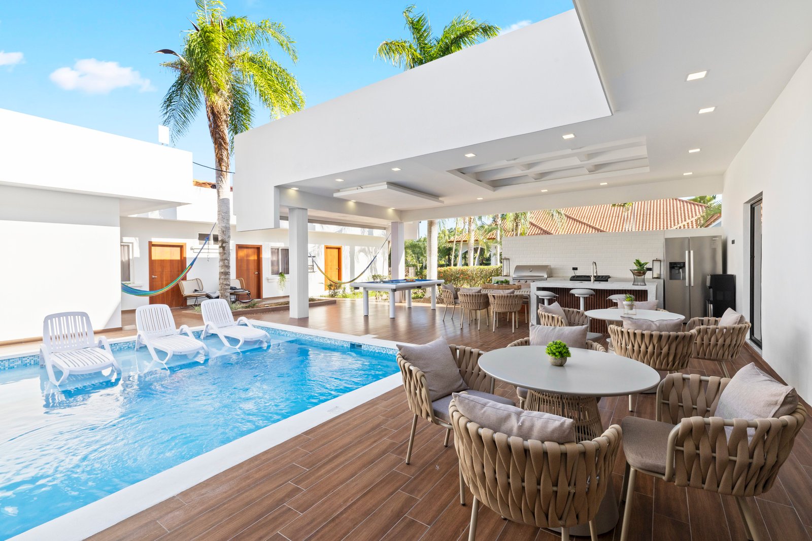 Residencia con alberca y áreas comunes
