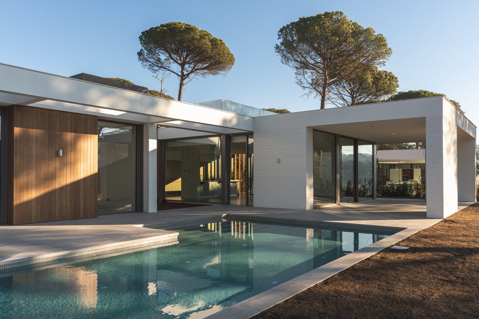 Residencia minimalista con alberca