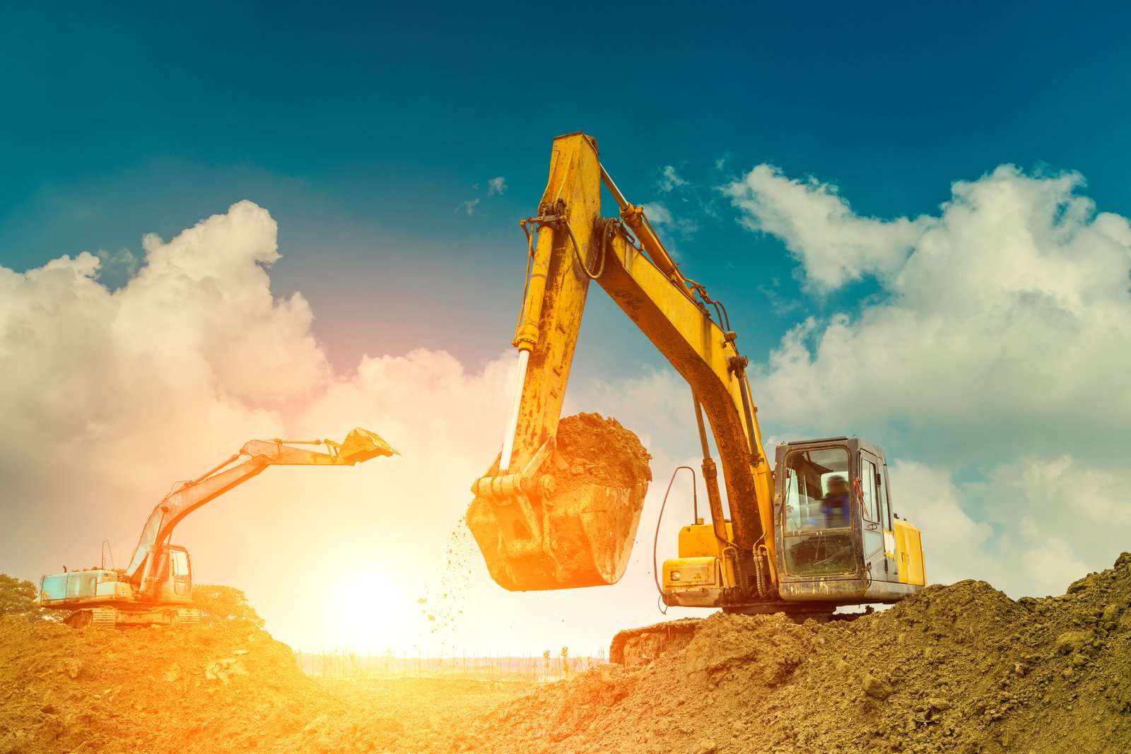 Excavadora hidráulica trabajando en obra